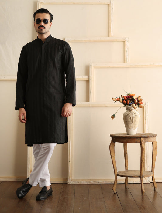 BLACK EMBROIDERED KURTA