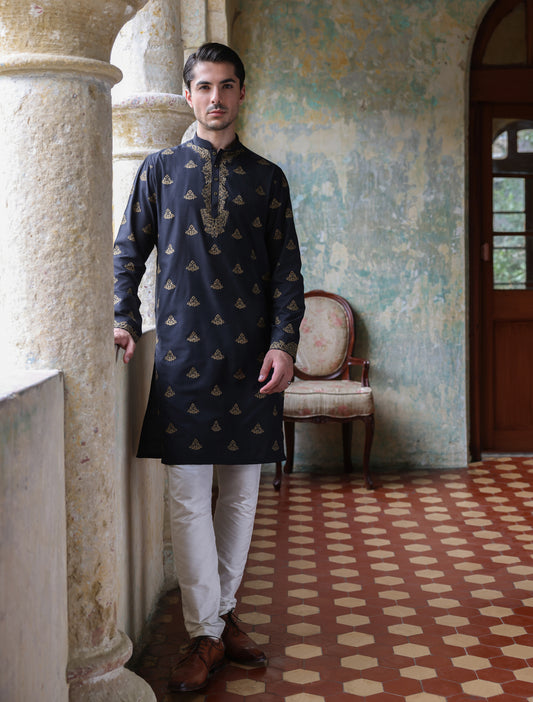 BLACK EMBROIDERED KURTA