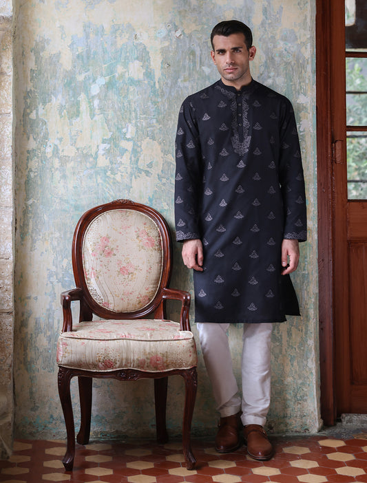 BLACK EMBROIDERED KURTA