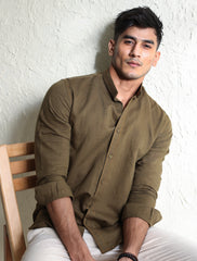 GREEN MANDARIN COLLAR SHIRT.