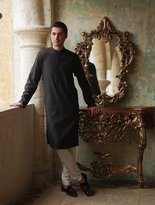 BLACK EMBROIDERED KURTA
