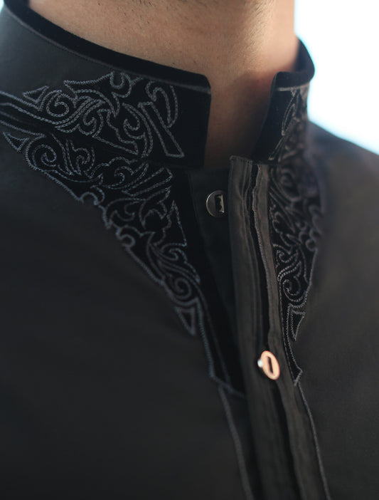 GRAY KAMEEZ SHALWAR WITH APPLIQUE EMBELLISHMENTS ON FRONT AND SHOULDERS